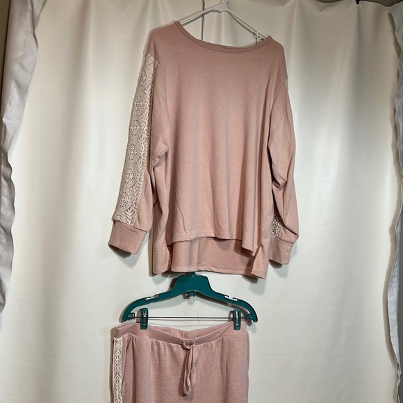 !!3 FOR $25 -- FN by Flora Nikrooz Pink and White Lace Lounge Set - Picture 1 of 11